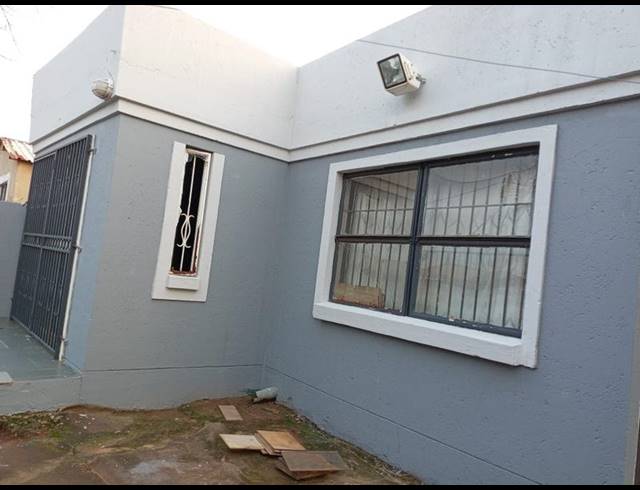 2 BEDROOM HOUSE FOR SALE IN ZONKIZIZWE